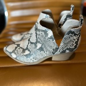 Universal Thread Snakeskin booties